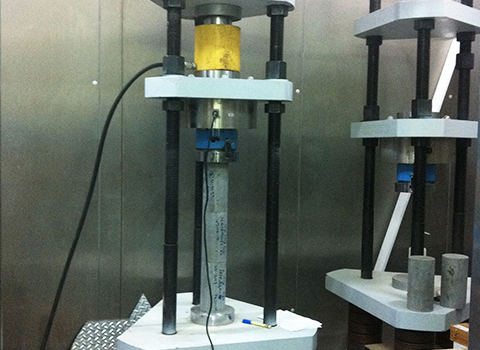 Laboratorio de ensayos de fluencia del hormigón.